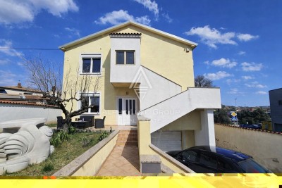 Istria, Pola: Casa con tre appartamenti e giardino