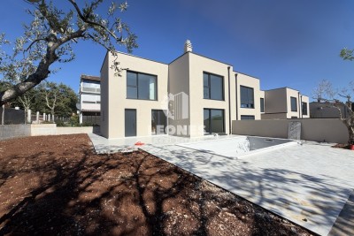 Hochwertiges Reihenendhaus mit Swimmingpool in ruhiger Lage in Novigrad