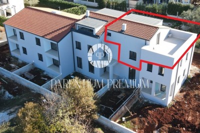 Appartamento su due piani con ampio terrazzo e vista mare