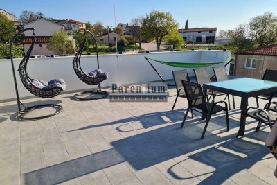 Stan na prvom katu sa krovnom terasom