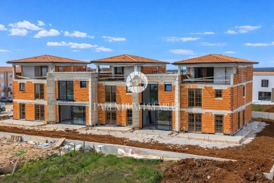 Mediteranes Reihenhaus, 2 km vom Zentrum von Poreč und dem Meer entfernt - in Gebäude