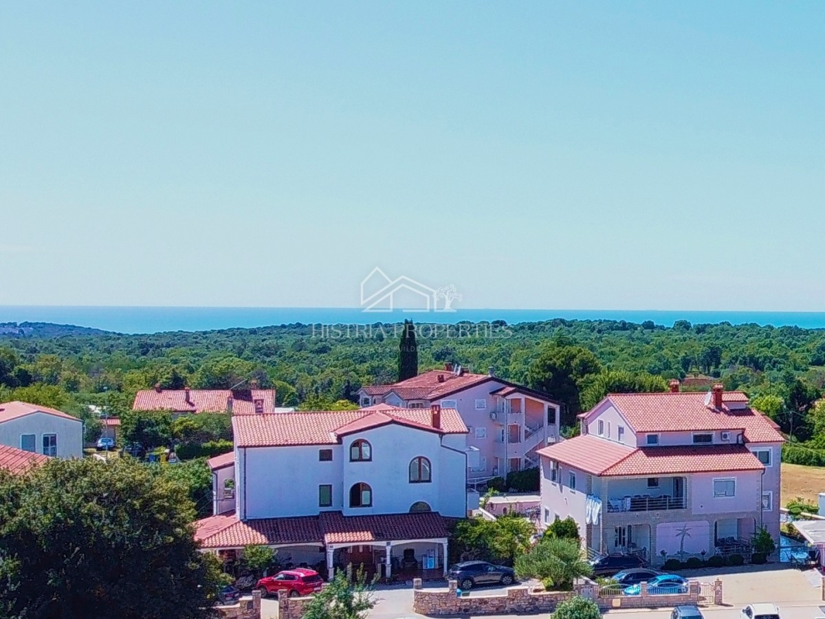Panoramablick von der Terrasse einer neuen Wohnung, in die Sie sich schnell verlieben werden