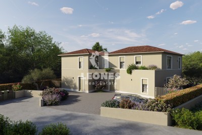 Una splendida casa bifamiliare con elementi tradizionali in una posizione tranquilla a Novigrad.