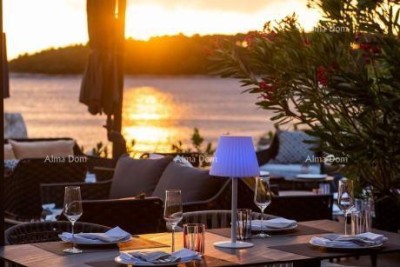 ROVINJ, Etabliertes Restaurant am Meer zu verkaufen (Raumvermietung)