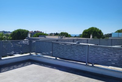 Prostorno stanovanje s strešno teraso v Novigradu, 500 m od morja