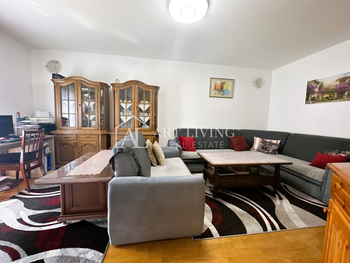 Umag, Zentrum – Zwei-Zimmer-Wohnung 84 m² in exzellenter Lage, 400 m vom Meer entfernt