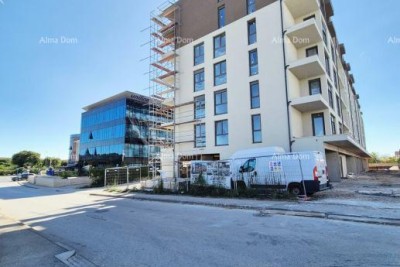 Edificio residenziale moderno con ascensore, vicino al centro.