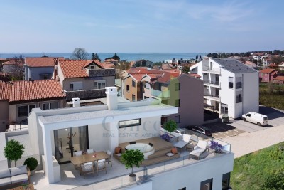 Umag, okolica, Luksuzni dvoetažni stan s krovno teraso, 300 m od morja