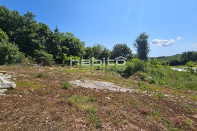 Baugrundstück von 1205 m2 am Ortsrand – Nähe Višnjan