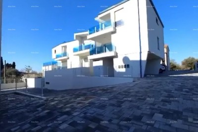 Moderan apartman u bloku A s vrtom i parkirnim mjestom, blizina Umaga!