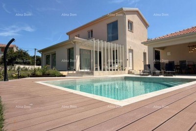 VILLA MODERNA CON PISCINA – 5 KM DAL MARE, TAR