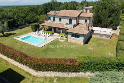 Mediteranska vila s prostranim vrtom i bazenom