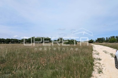 Poljoprivredno zemljište Jadreški- 926 m2!