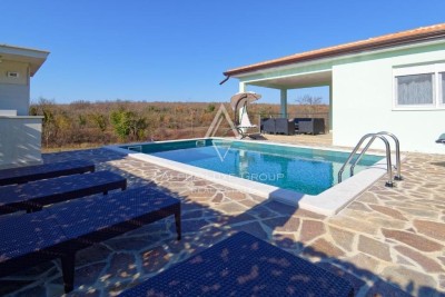 Umag : Charming single-story home with pool