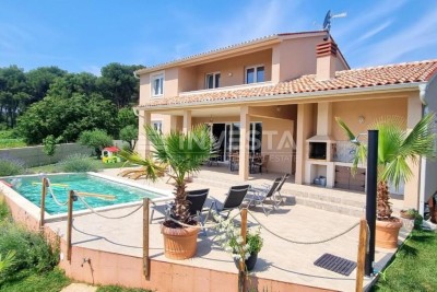 House with a pool in a peaceful location, near Pula
