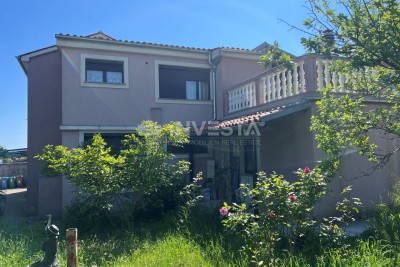 Veli Vrh, družinska hiša z več stanovanjskimi enotami
