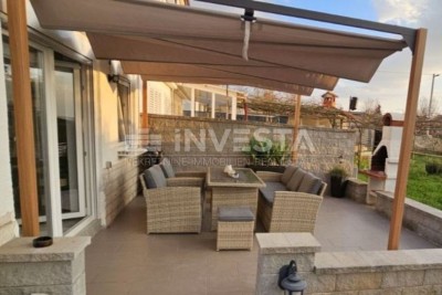 Poreč Gegend, Modern Gestaltete Zweizimmerwohnung mit Geräumiger Terrasse