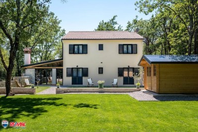 LABIN, ENERGETSKI NEOVISNA VILA S BAZENOM