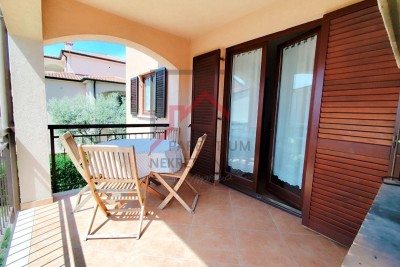 Istria, appartamento Novigrad – due appartamenti al 1° piano, terrazza con camino, piscina e parcheggio