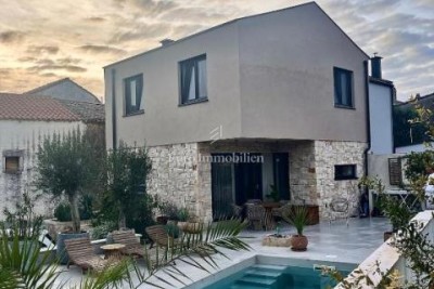 Nuova casa moderna con piscina, rifinita con materiali di alta qualità – Marčana