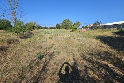 ATRAKTIVNO GRAĐEVINSKO ZEMLJIŠTE OD 2.492 M² BLIZU CENTRA ŽMINJA S INFRASTRUKTUROM I ODLIČNOM PROMETNOM POVEZANOŠĆU!