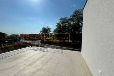 MODERNE DOPPELHAUSHÄLFTE MIT POOL IN DER NÄHE VON POREČ, ISTRIEN - IHR NEUES TRAUMHAUS!