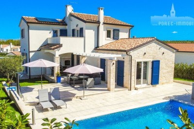 Bellissima villa con la piscina e il bellissimo giardino paesaggistico, nella posizione molto tranquilla