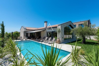 Istria, Parenzo: Elegante villa su un piano con piscina e vista mare