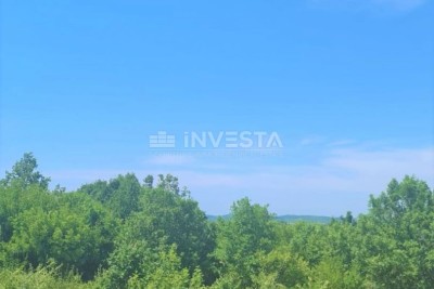 Grundstücke verschiedener Nutzungsmöglichkeiten in ruhiger Lage, 2 km vom Meer entfernt