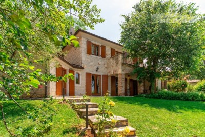 Ekskluziva agencije! Prekrasna kamena vila sa bazenom, okružena zelenilom, 10 km od Poreča