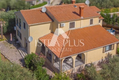 Exklusivangebot der Agentur! Istrien, Poreč – Freistehendes Haus mit zwei Wohnungen + Studio-Apartment und großem Garten – 1500 m vom Meer entfernt!