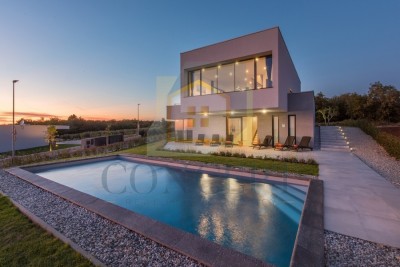 VILLA DI ALTISSIMA QUALITÀ E DAL DESIGN MODERNO CON UNA VISTA INCREDIBILE!
