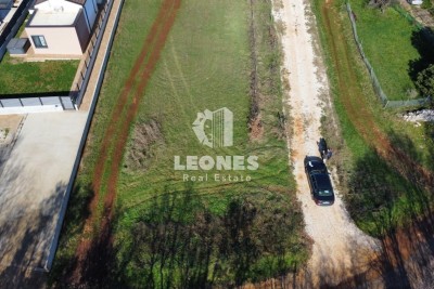 Building land with a project in a quiet location near the center of Brtonigla