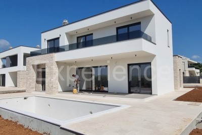 U okolici Poreča - novosagrađena moderna vila sa bazenom!