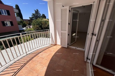 Novigrad – ampio appartamento quadrilocale, 76 m², a 200 m dal mare e dalla spiaggia di Karpinjan