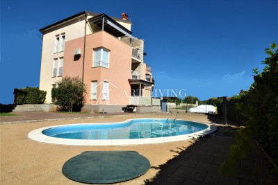 Istra, Novigrad - atraktivno stanovanje v pritličju z uporabo bazena