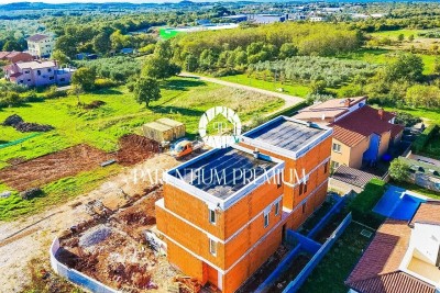 Modernes Haus mit Pool und Panoramablick auf das Meer - in Gebäude