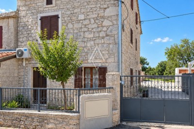 Istrien, Sveti Lovreč : Steinhaus mit Baugrundstück