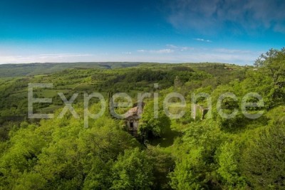 Grožnjan, posestvo 100.000 m² s hišo, gradbenim delom in razgledom