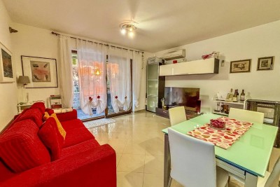 NOVIGRAD, DVOSOBNI STAN U PRIZEMLJU SAMO 100 METARA OD PLAŽE