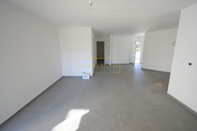 Dvosobno stanovanje v pritličju z vrtom, v bližini Umaga