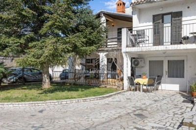 Samostojeća kuća s tri stambene jedinice i pogledom na more – Ližnjan