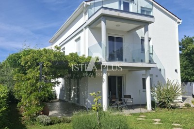 Istria, Poreč 5km - Family house, last in a row with a beautiful yard + additional apartment