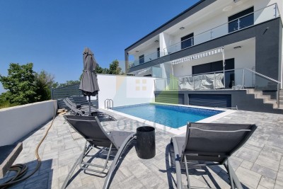 Rovinj, Kanfanar, Dve etažirane moderne, luksuzne hiše na odlični lokaciji, 8 km od morja