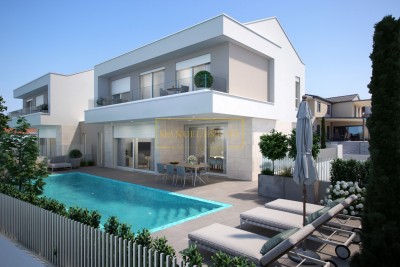 ZU VERKAUFEN: LUXUSVILLA MIT DREI SCHLAFZIMMERN IN DER UMGEBUNG VON POREČ, ISTRIEN! - in Gebäude