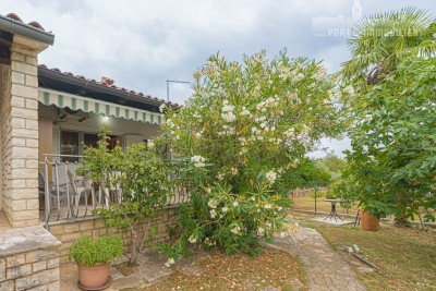 Poreč, 500 m vom Meer, Doppelhaus mit zwei Schlafzimmern, ruhige Lage
