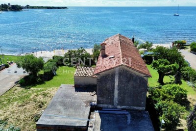 NOVIGRAD, OKOLICA, KAMENA KUĆA ZA RENOVACIJU 30 METARA OD MORA I PLAŽE