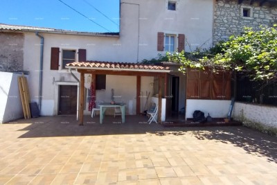 In vendita: affascinante casa istriana con ampio cortile – Valtura