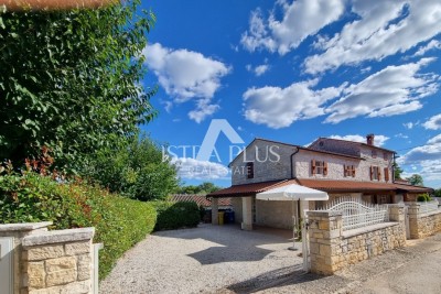 Casa in pietra con due unità abitative separate a 2 km dal mare