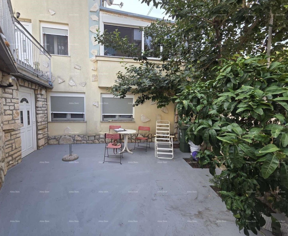 Haus mit zwei Wohneinheiten in Ližnjan